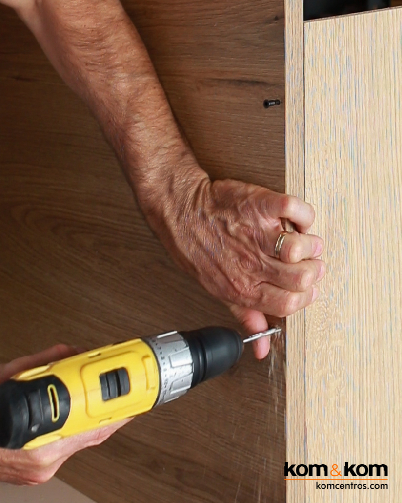 Carpintero trabajando la madera en el taller de Kom&Kom